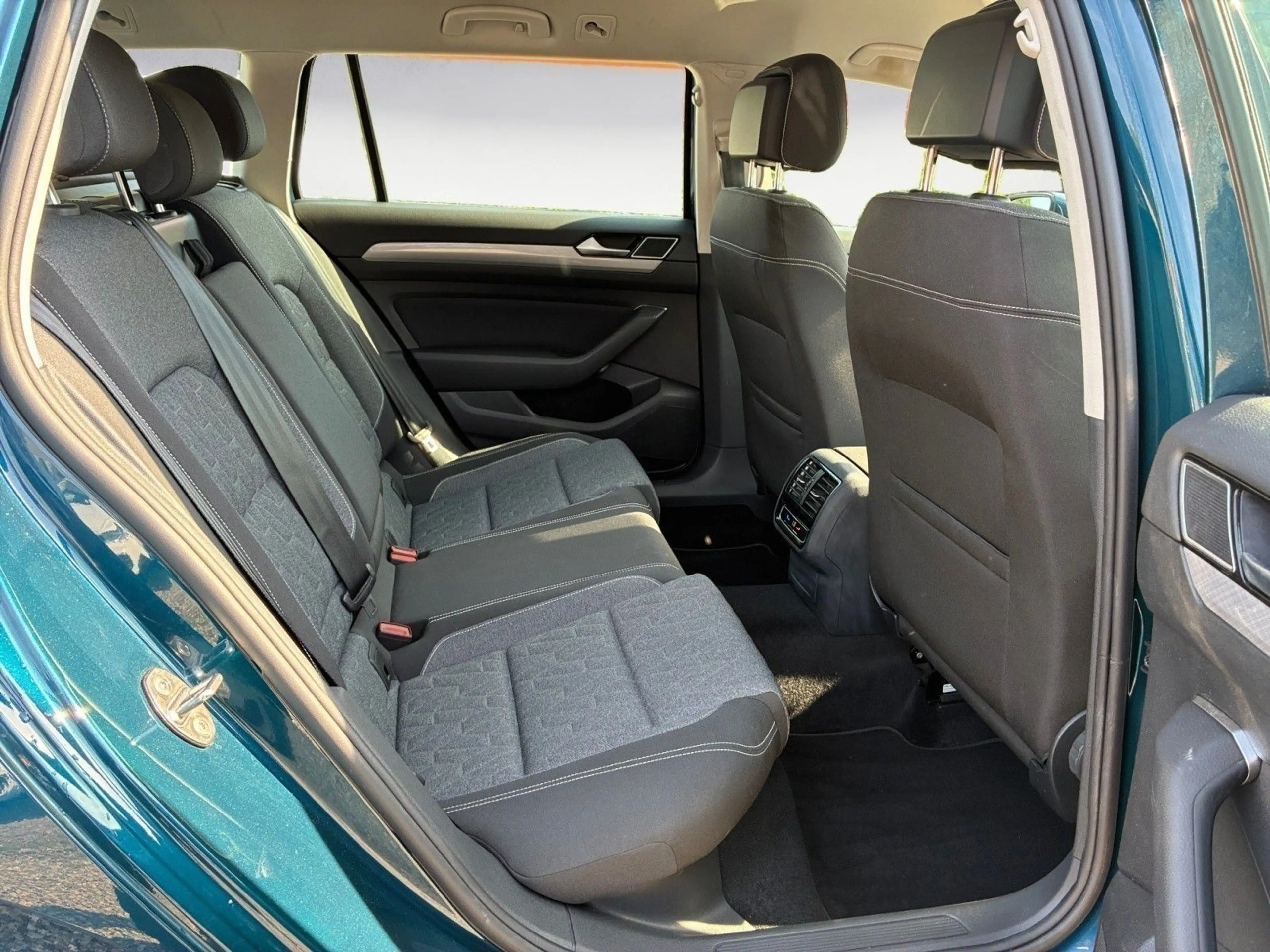 Volkswagen Passat Variant 2.0 TDI AHK*MASSAGE*NAVI*PDC*SHZ* — photo 14