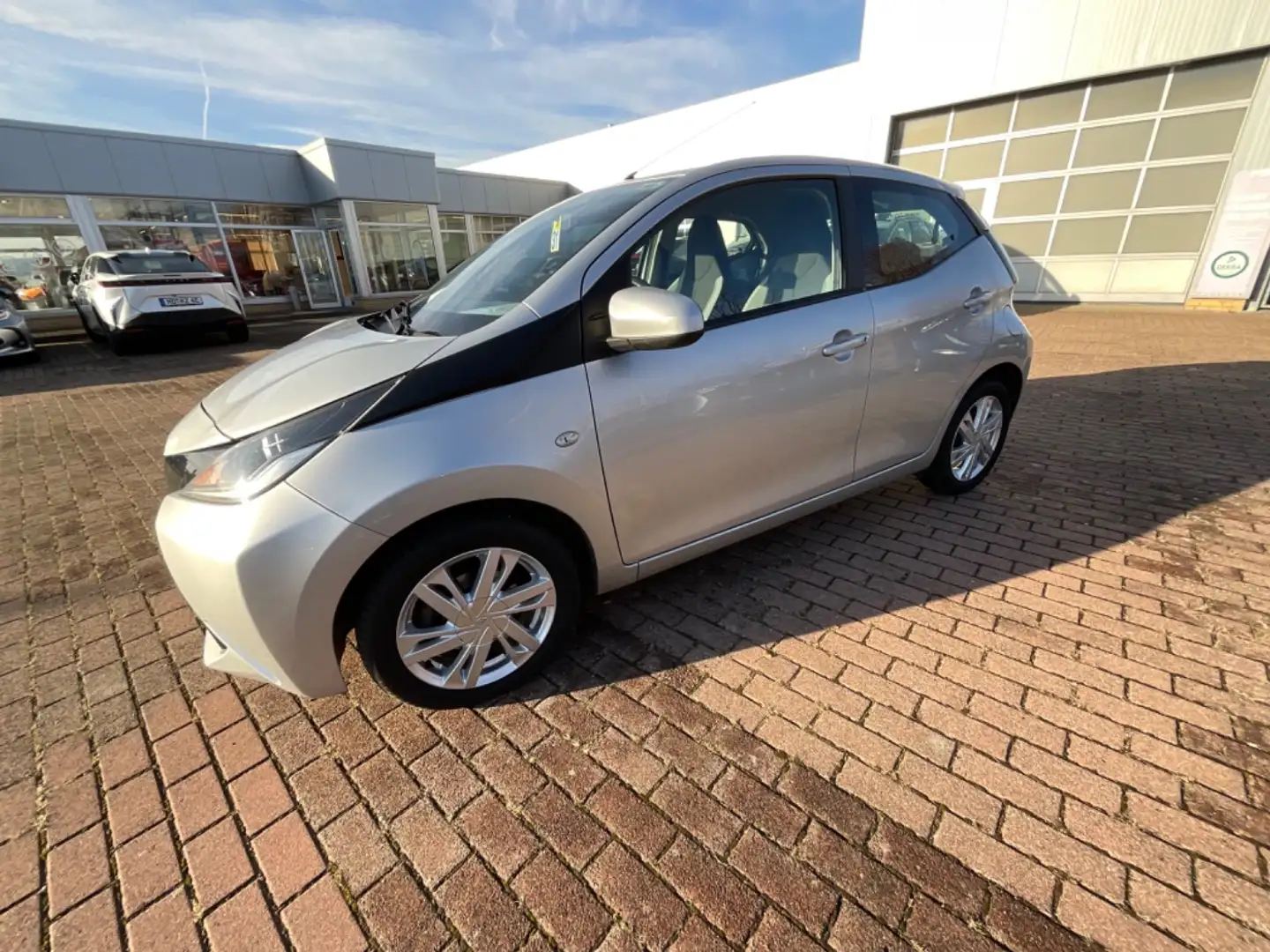 Toyota Aygo 1.0 x-play touch Kam.+LM+Kamera+ZV mit FB Silber - 2