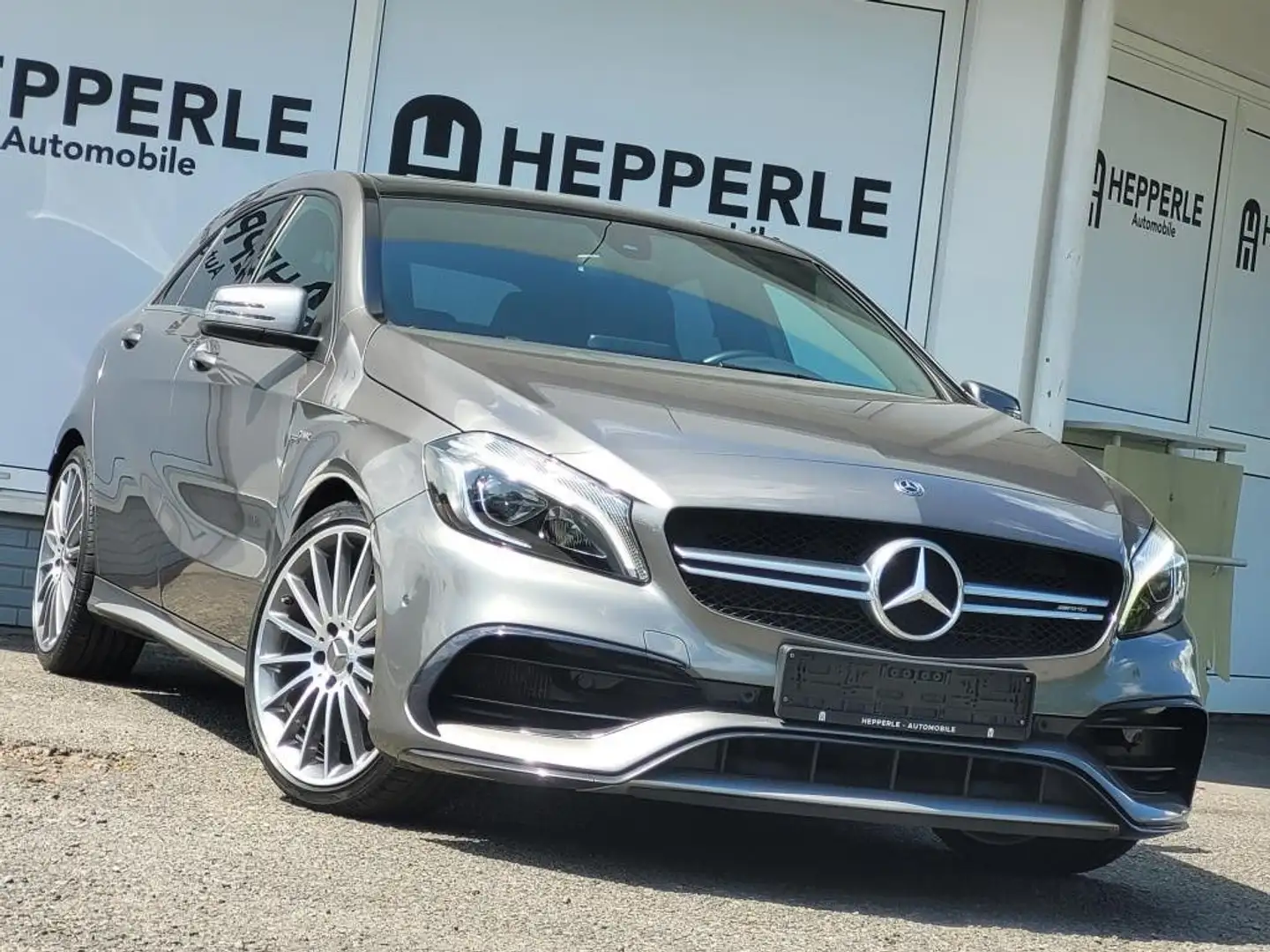 Mercedes-Benz A 45 AMG 4Matic LED+NAVI+PANORAMA+TEMP+KAM+19" Gris - 1
