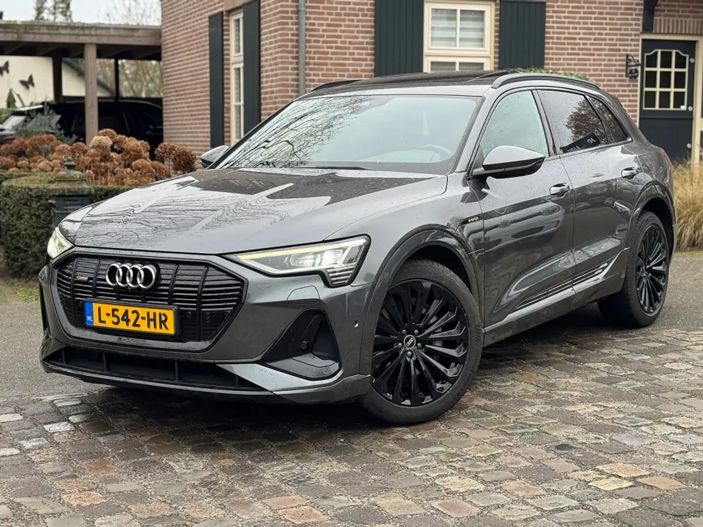 Audi e-tron 55 quattro S-line 95 kWh|PANO|LEER|BLACK| Grijs - 1
