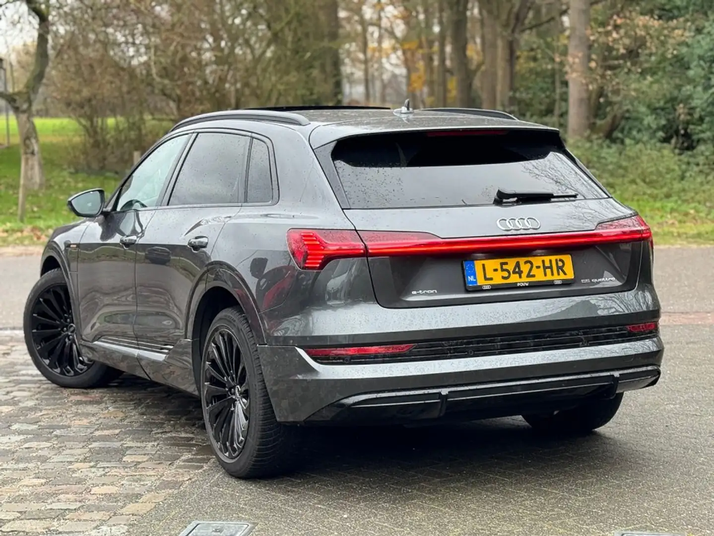 Audi e-tron 55 quattro S-line 95 kWh|PANO|LEER|BLACK| Grijs - 2