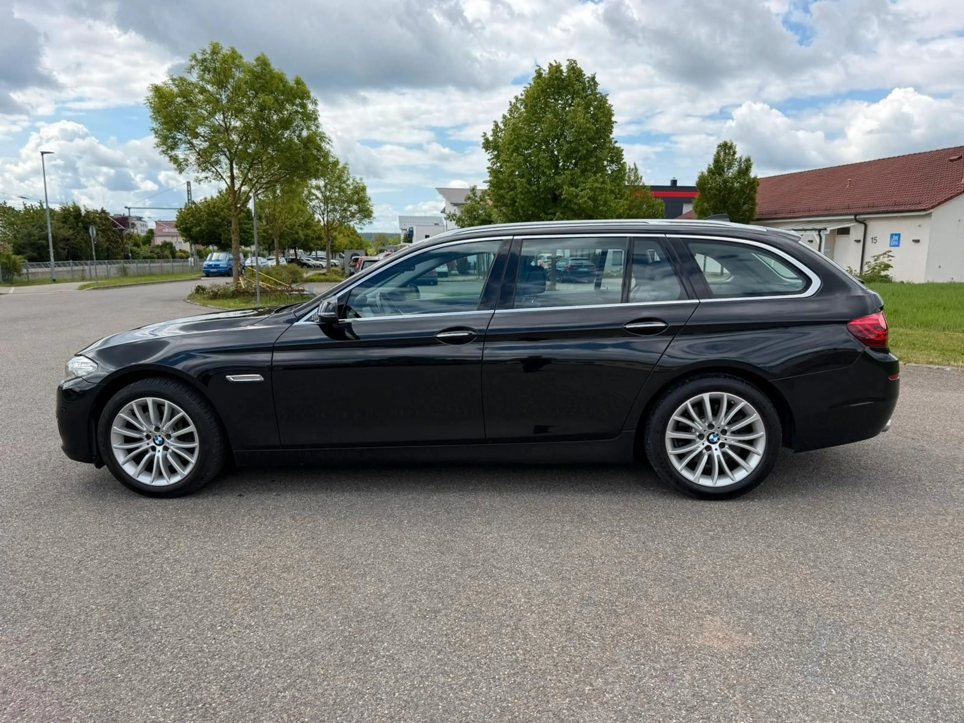 BMW 525 d Touring xDrive*AUTOM*NAVI*LEDER*KEYLESS* — photo 8