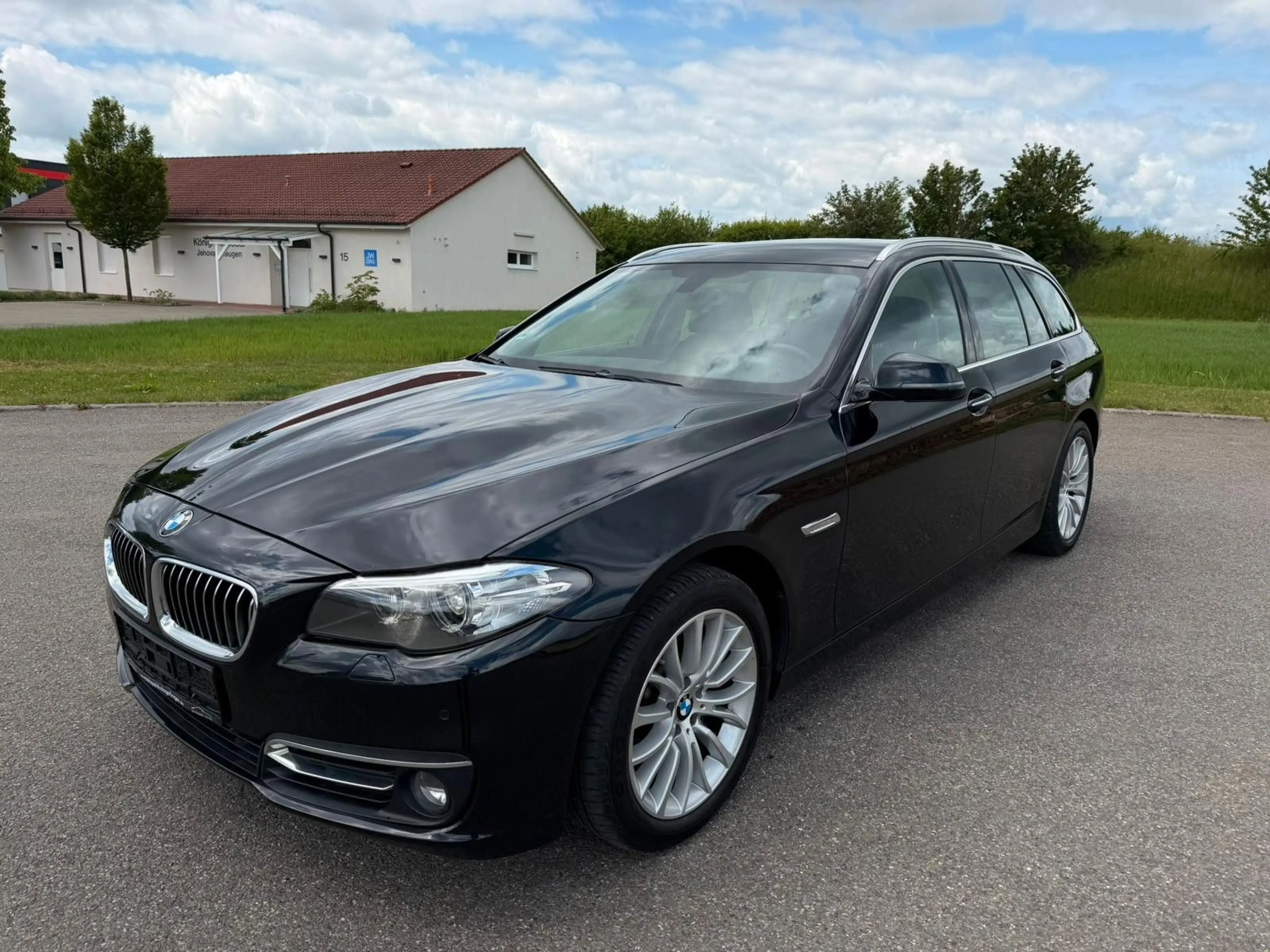 BMW 525 d Touring xDrive*AUTOM*NAVI*LEDER*KEYLESS*