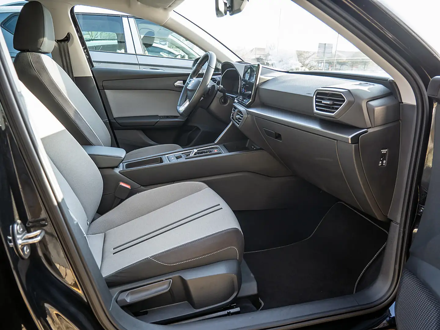 SEAT Leon 1.0 eTSI Style DSG PDC SHZ NAVI LED Schwarz - 2