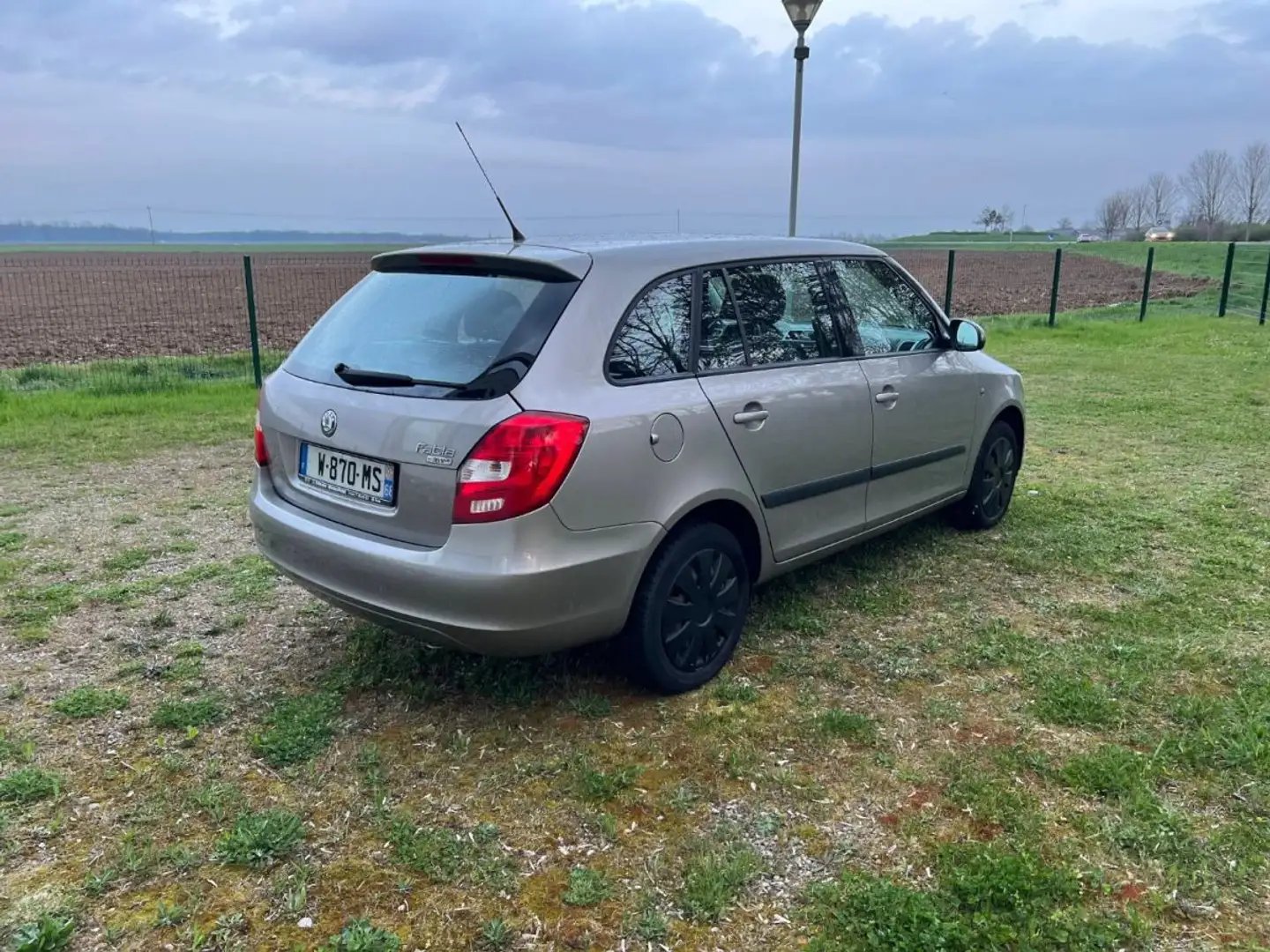 Skoda Fabia 1.4 85cv 5 portes 1.main Szary - 1