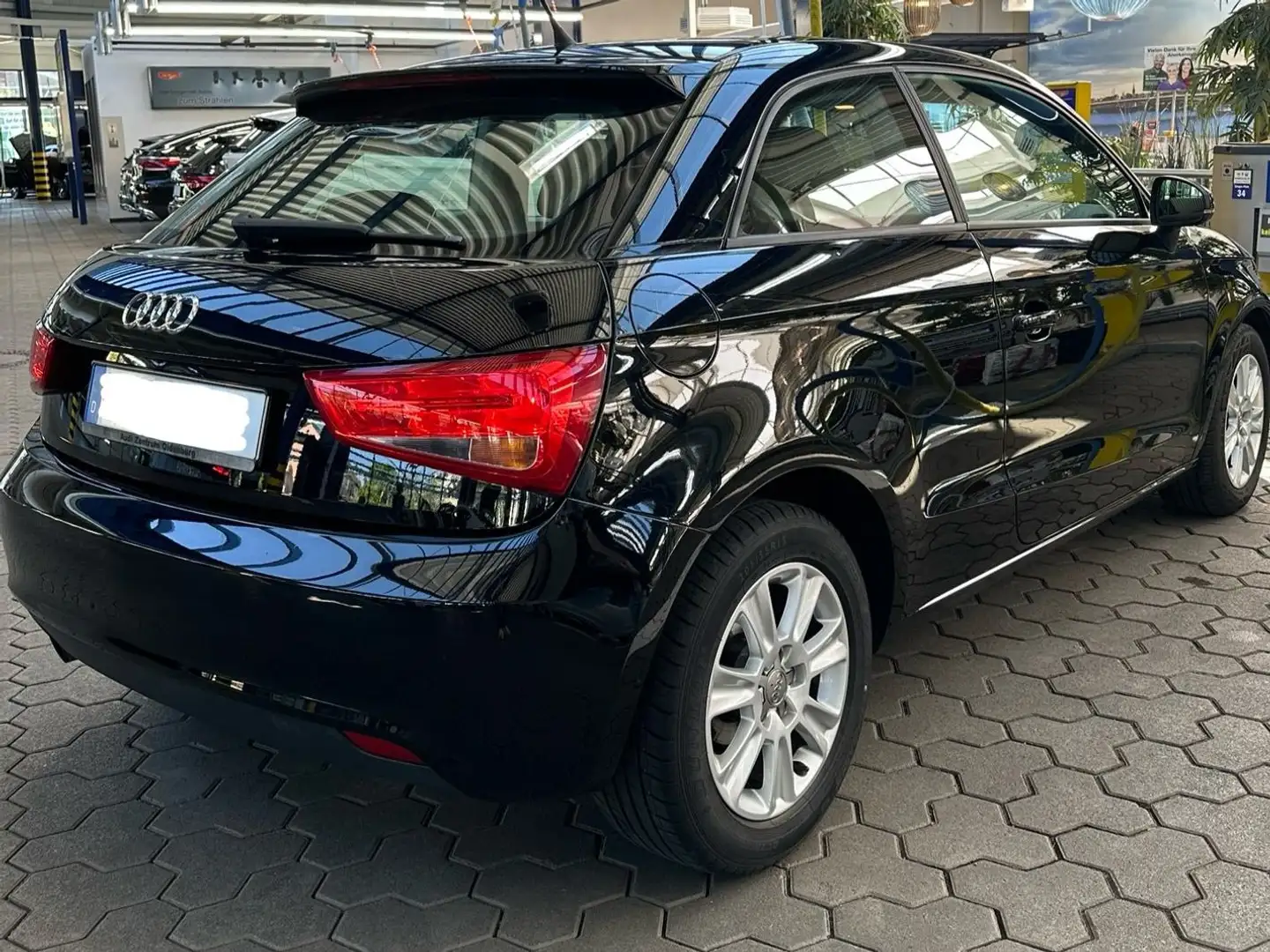 Audi A1 A1 1.2 TFSI Attraction Schwarz - 2