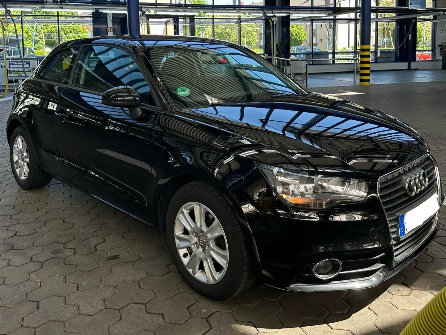 Audi A1 A1 1.2 TFSI Attraction Schwarz - 1