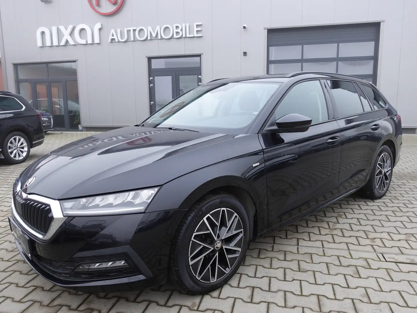 Skoda Octavia 2,0 TDI Combi Ambition Clever DSG/AHK Zwart - 1