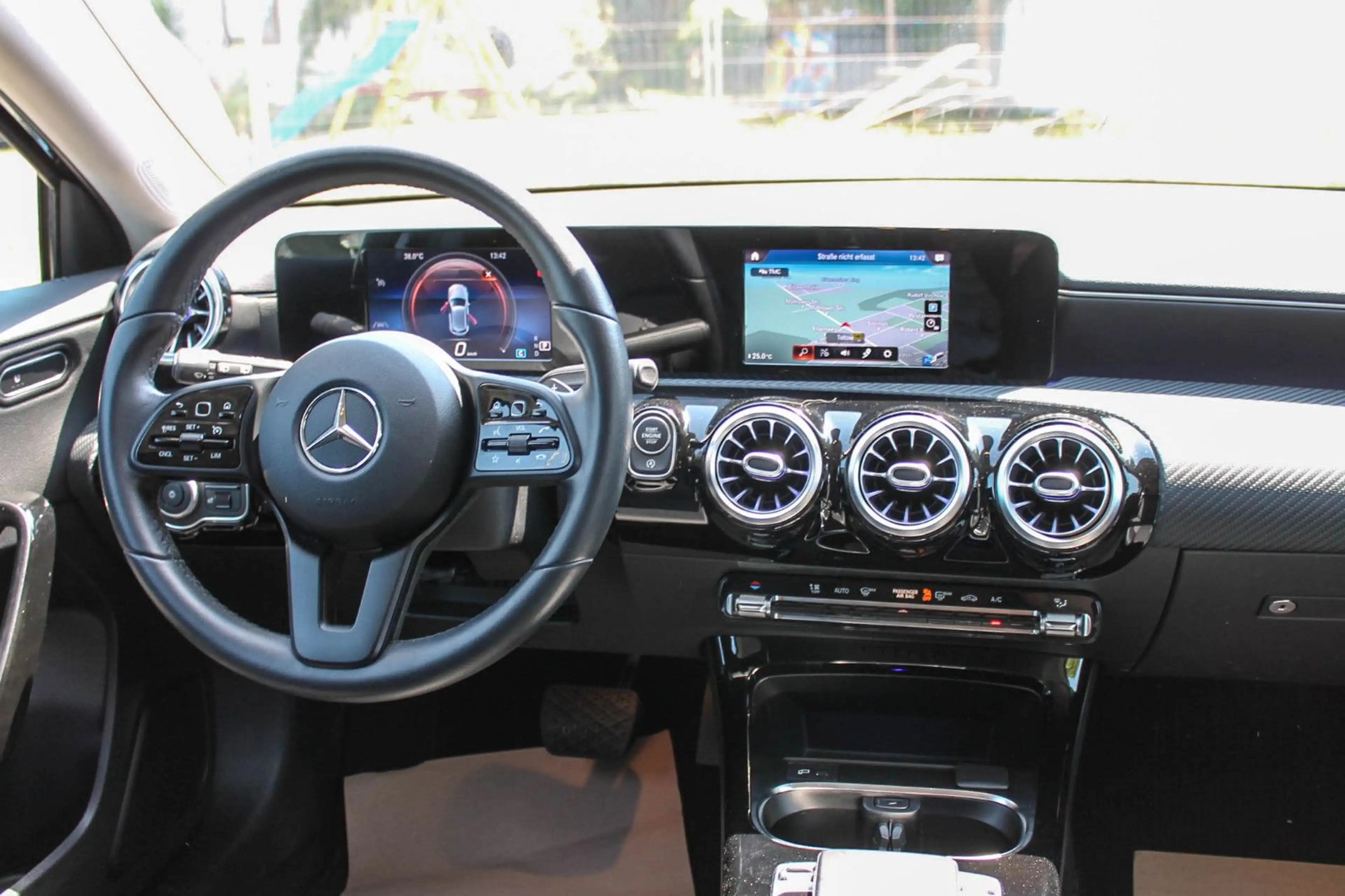 Mercedes-Benz A 180 AUT*LED*MBUX*NAVI*Ambiente*SHZ — photo 14