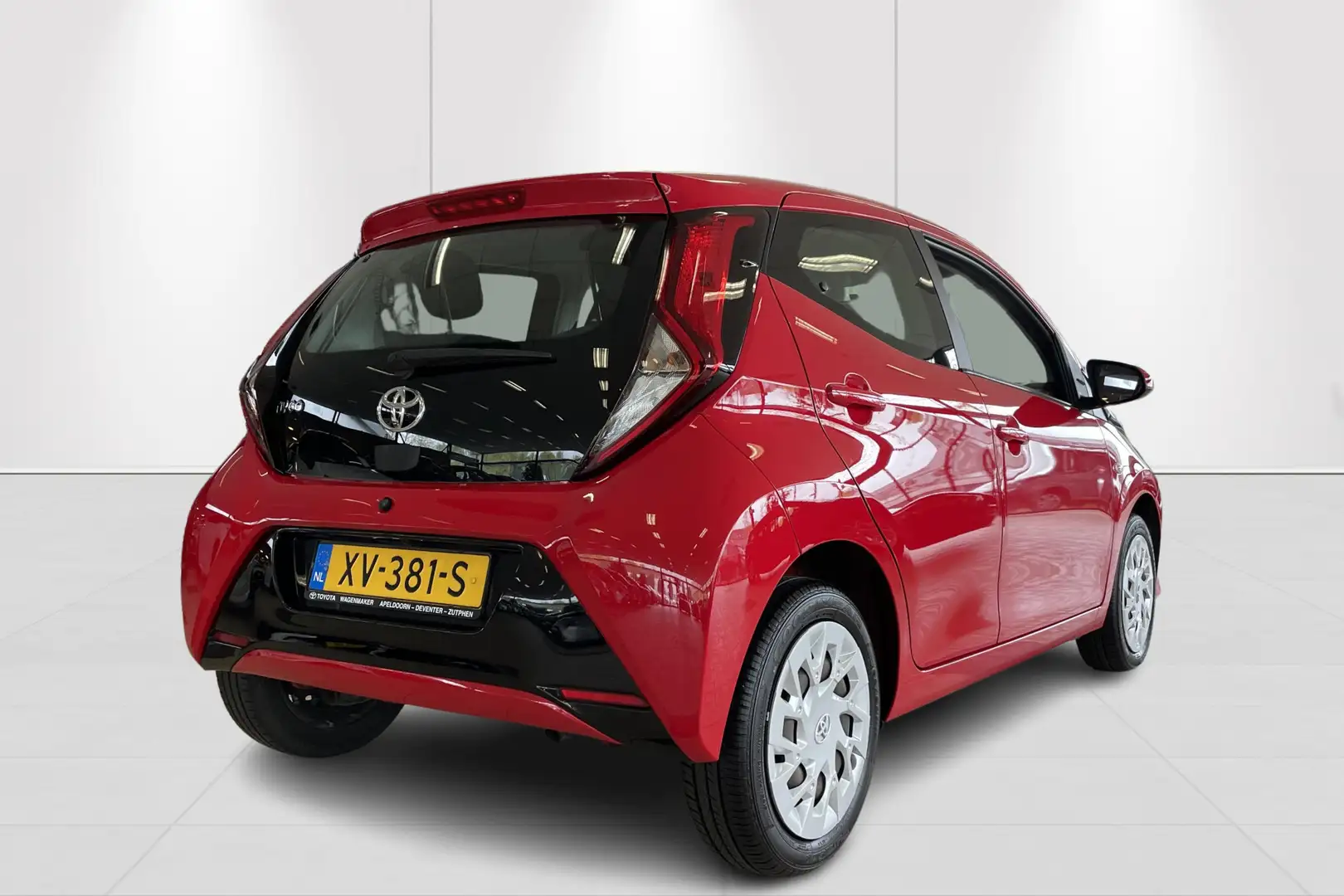 Toyota Aygo 1.0 VVT-i x-play Airco | Apple Car Play/Android Au Rojo - 2