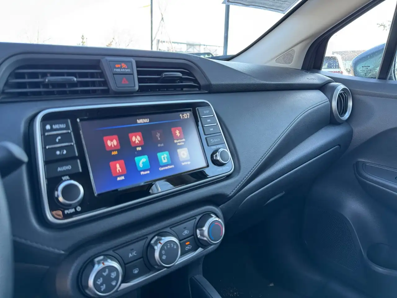 Nissan Versa снимка Nissan Versa