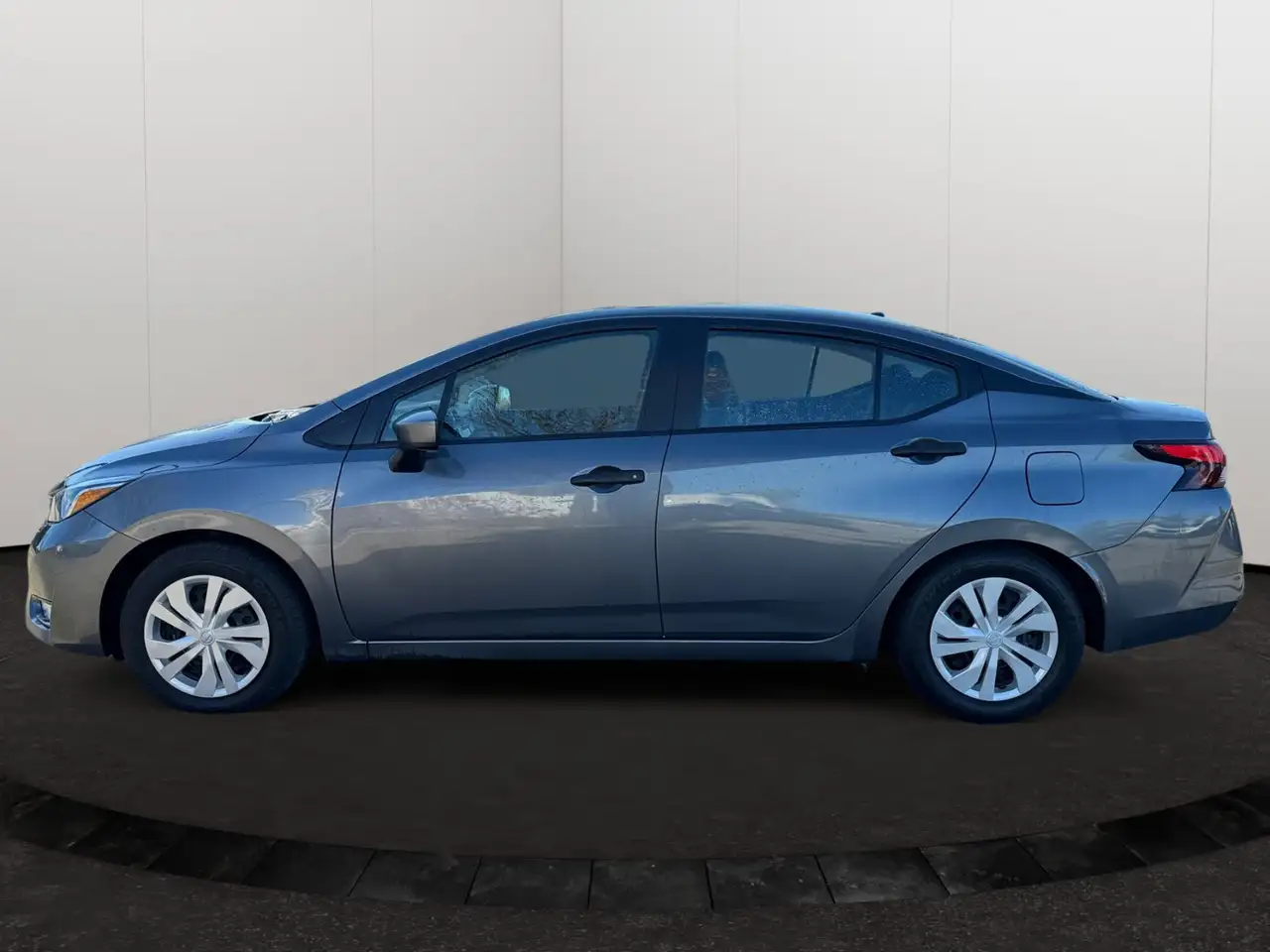 Nissan Versa снимка Nissan Versa