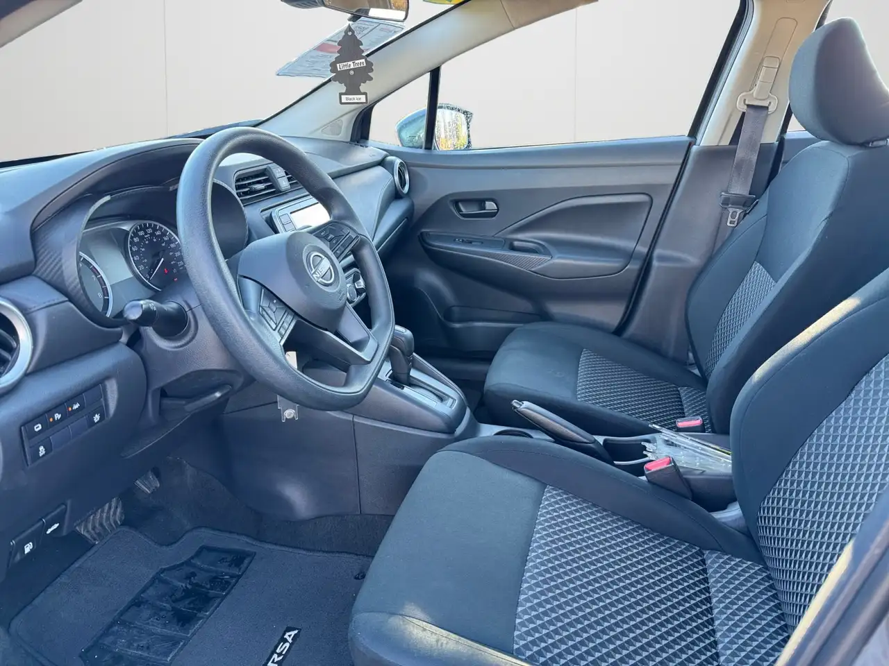Nissan Versa снимка Nissan Versa