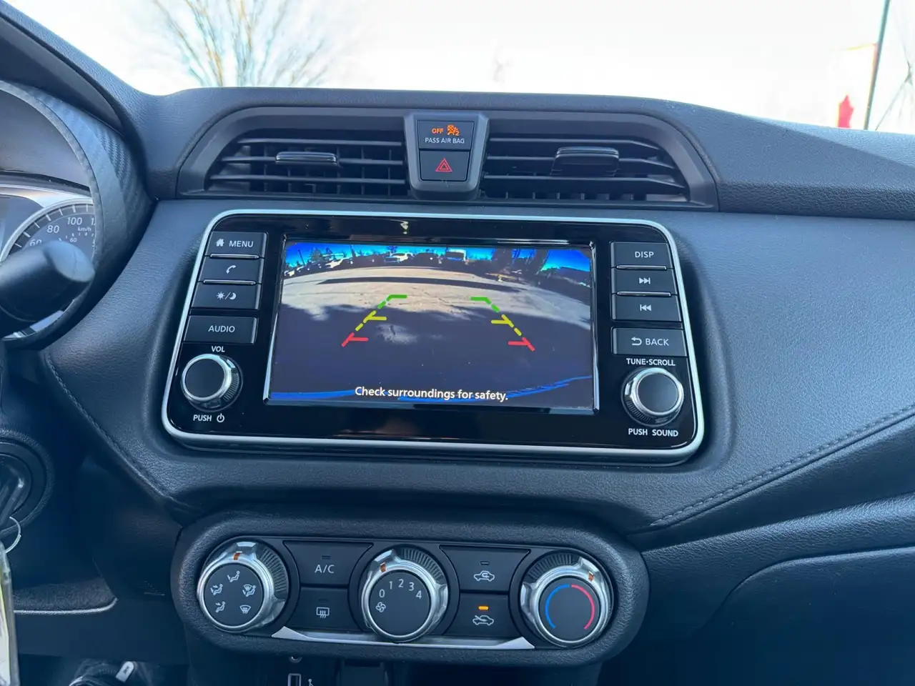 Nissan Versa снимка Nissan Versa