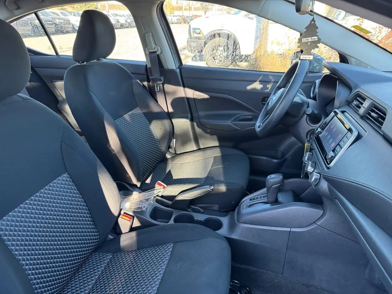 Nissan Versa снимка Nissan Versa