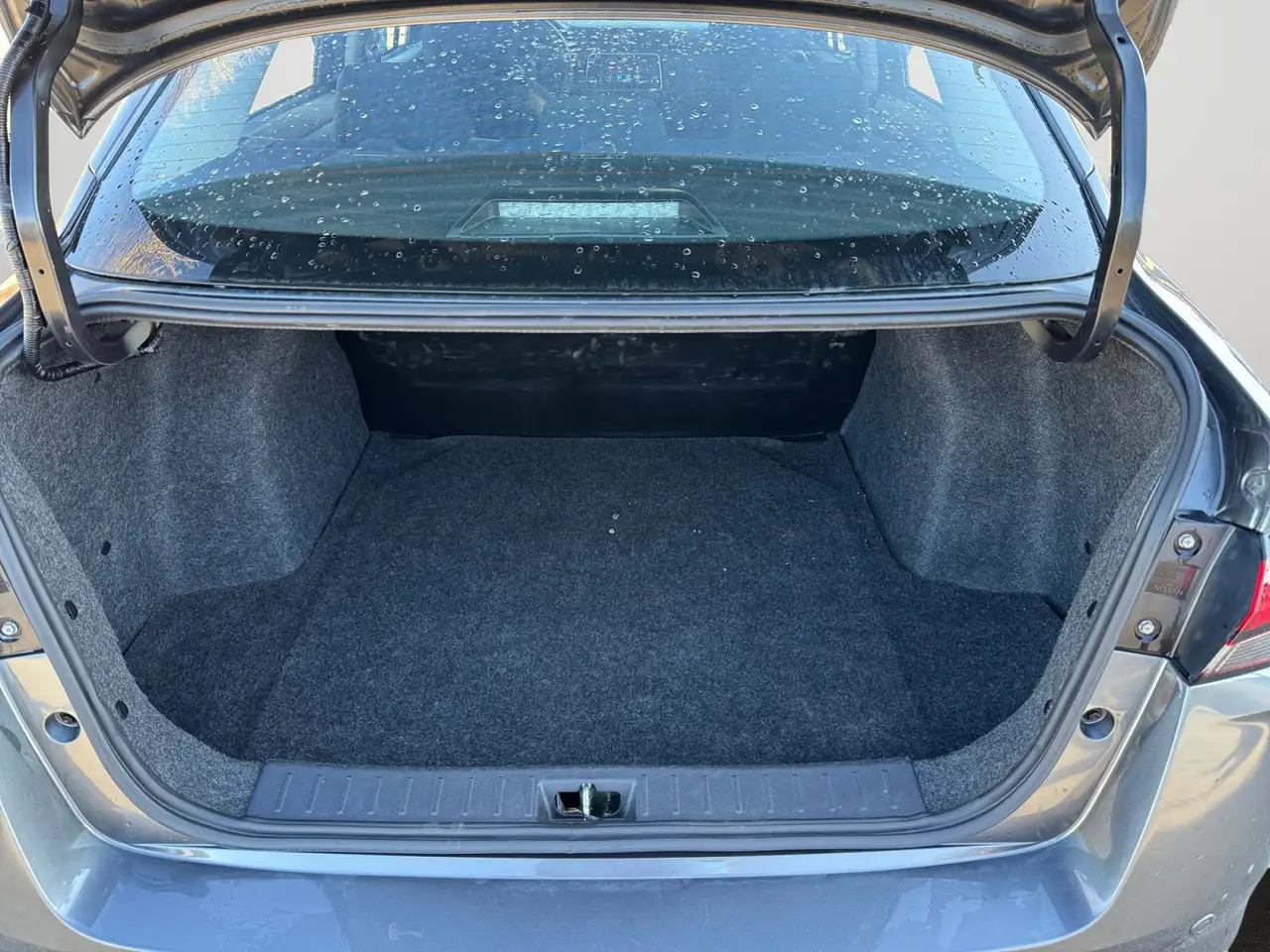 Nissan Versa снимка Nissan Versa