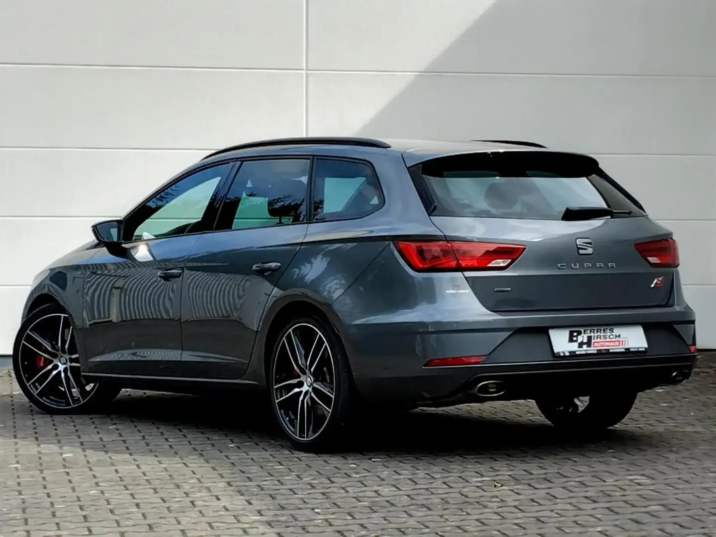 SEAT Leon Sportstourer Cupra 300 Grau - 2