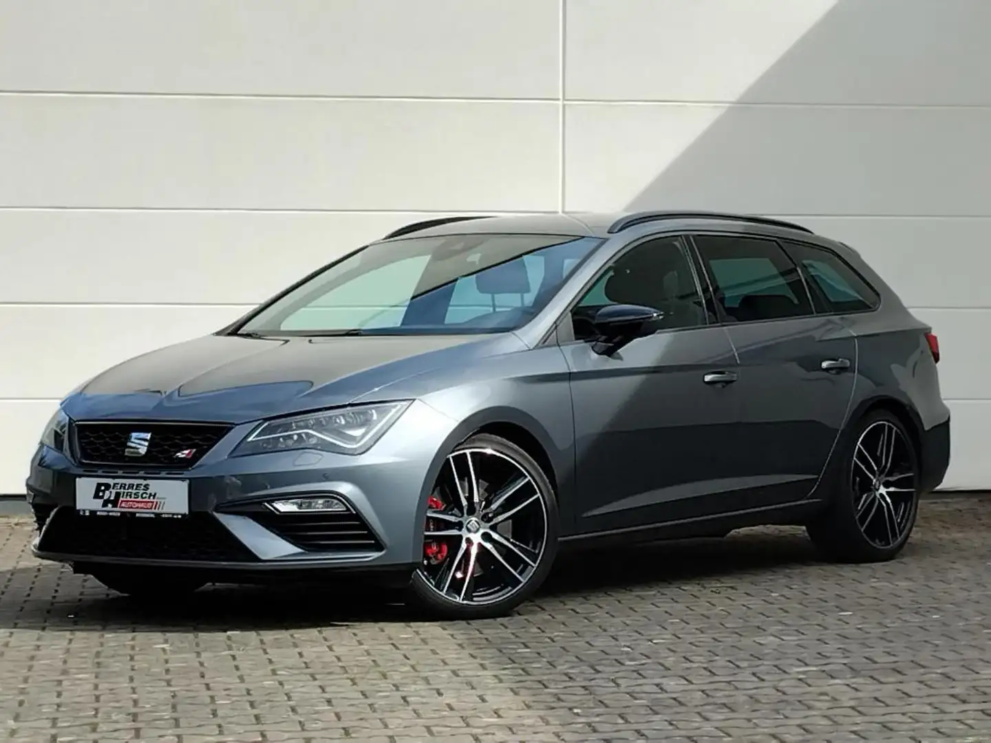 SEAT Leon Sportstourer Cupra 300 Grau - 1
