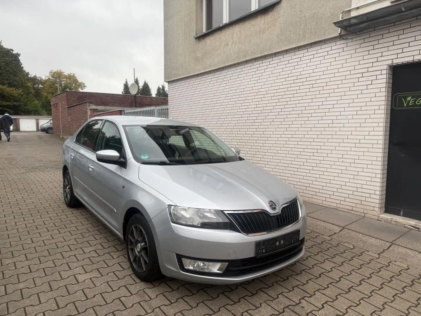 Skoda Rapid/Spaceback Ambition TÜV NEU*2.HAND*AHK Argent - 1