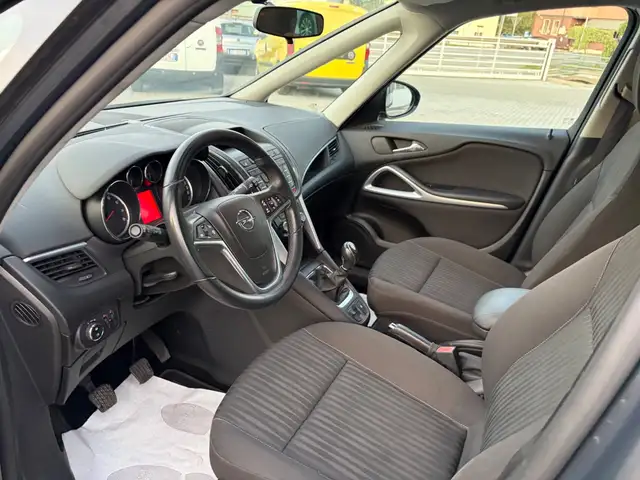 Opel Zafira view 8