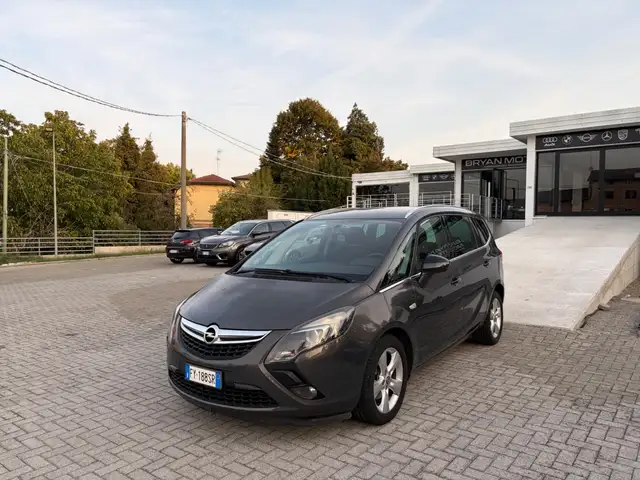 Opel Zafira view 2