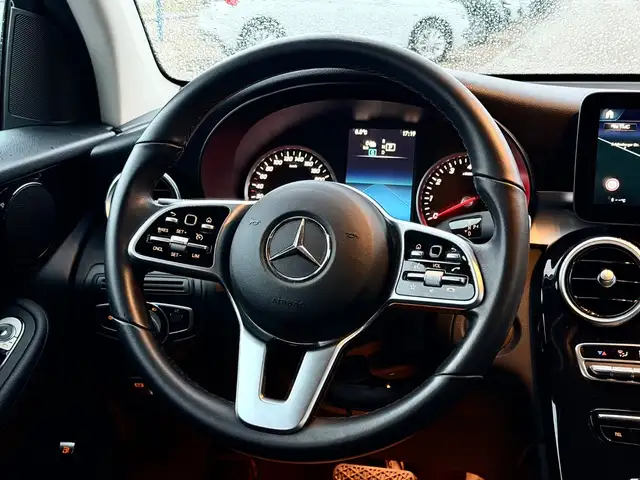 Mercedes-Benz GLC 300 view 10