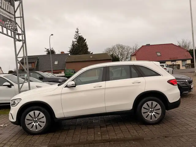 Mercedes-Benz GLC 300 view 4