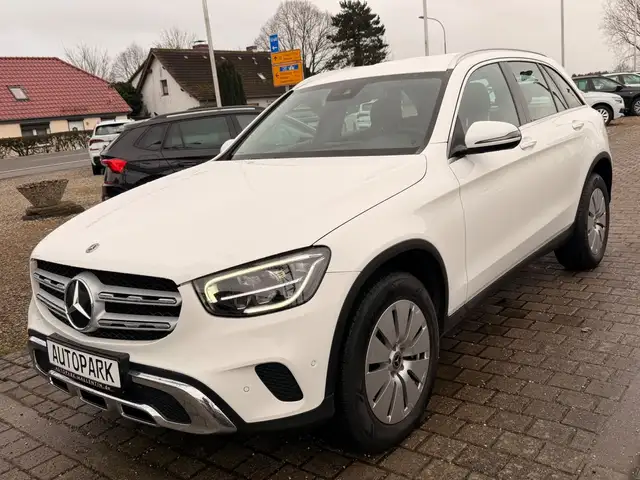 Mercedes-Benz GLC 300 view 3