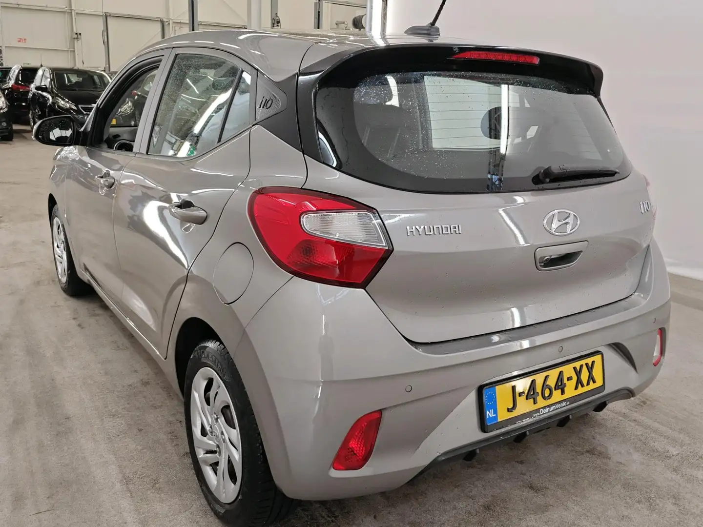 Hyundai i10 1.0 67pk Premium | Apple CarPlay / Android auto | Grijs - 2
