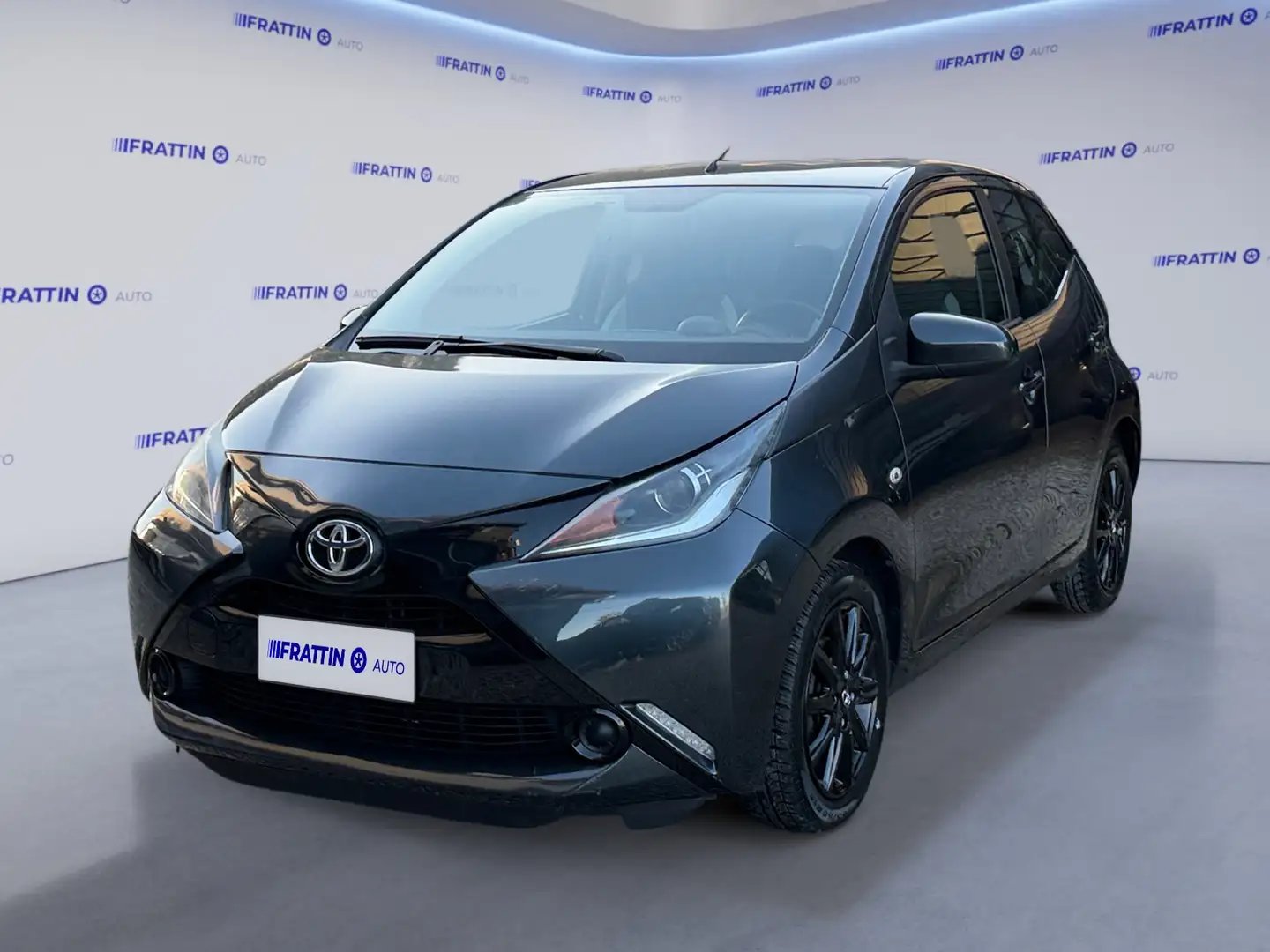 Toyota Aygo Connect 1.0 VVT-i 72CV 5 porte x-business plus Grijs - 1