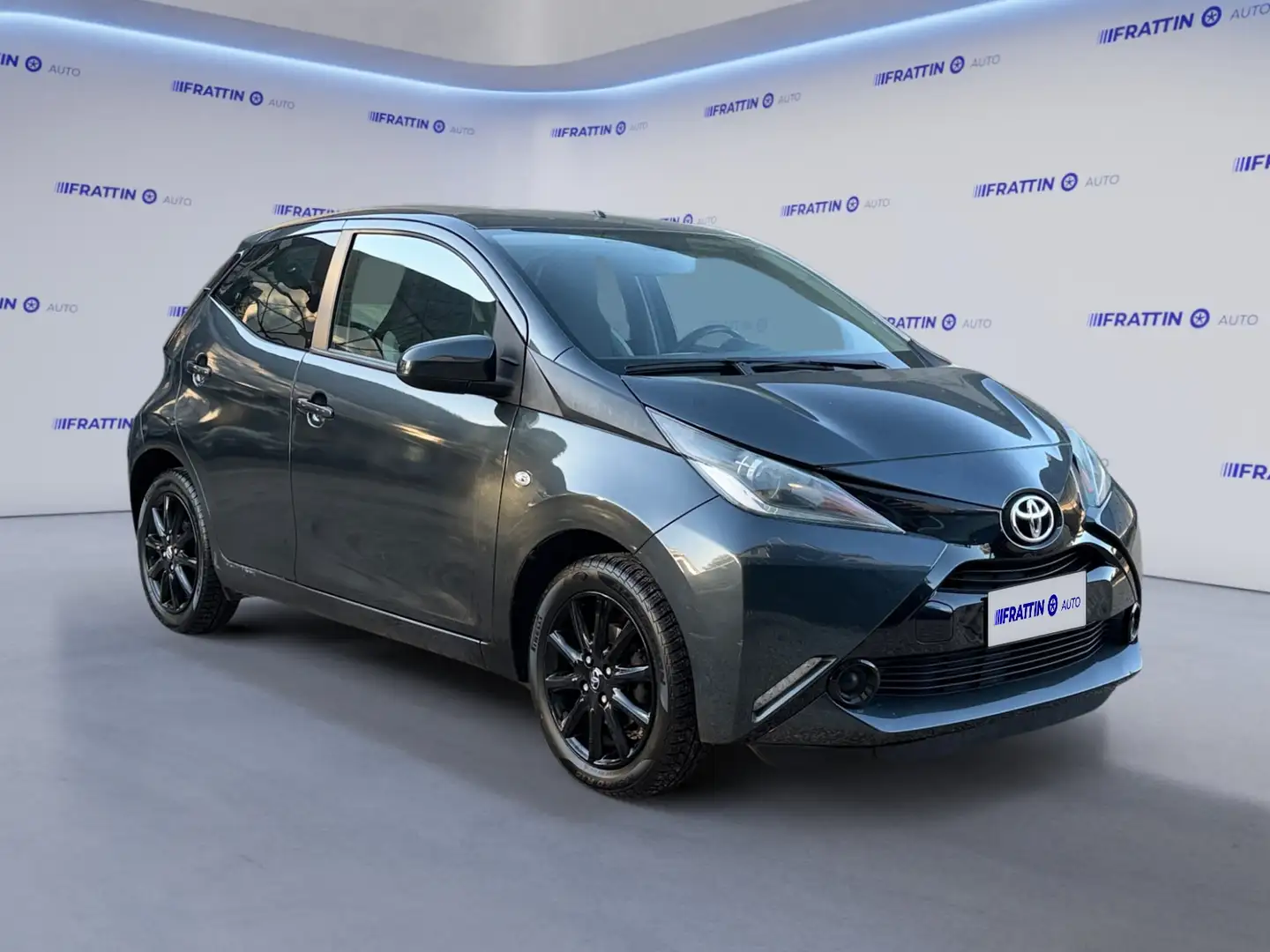 Toyota Aygo Connect 1.0 VVT-i 72CV 5 porte x-business plus Grijs - 2