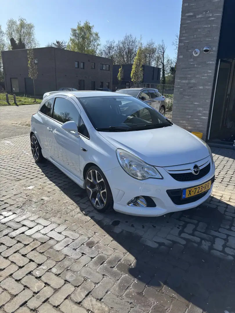 Opel Corsa 1.6-16V Turbo OPC Wit - 1