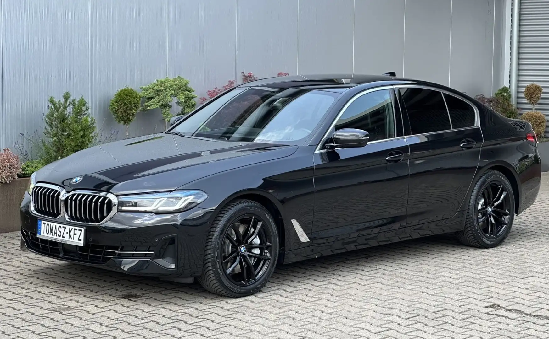 BMW 530 d xDrive Autom. Hybrid*Luxury*Leder*Navi*AHK* Schwarz - 2
