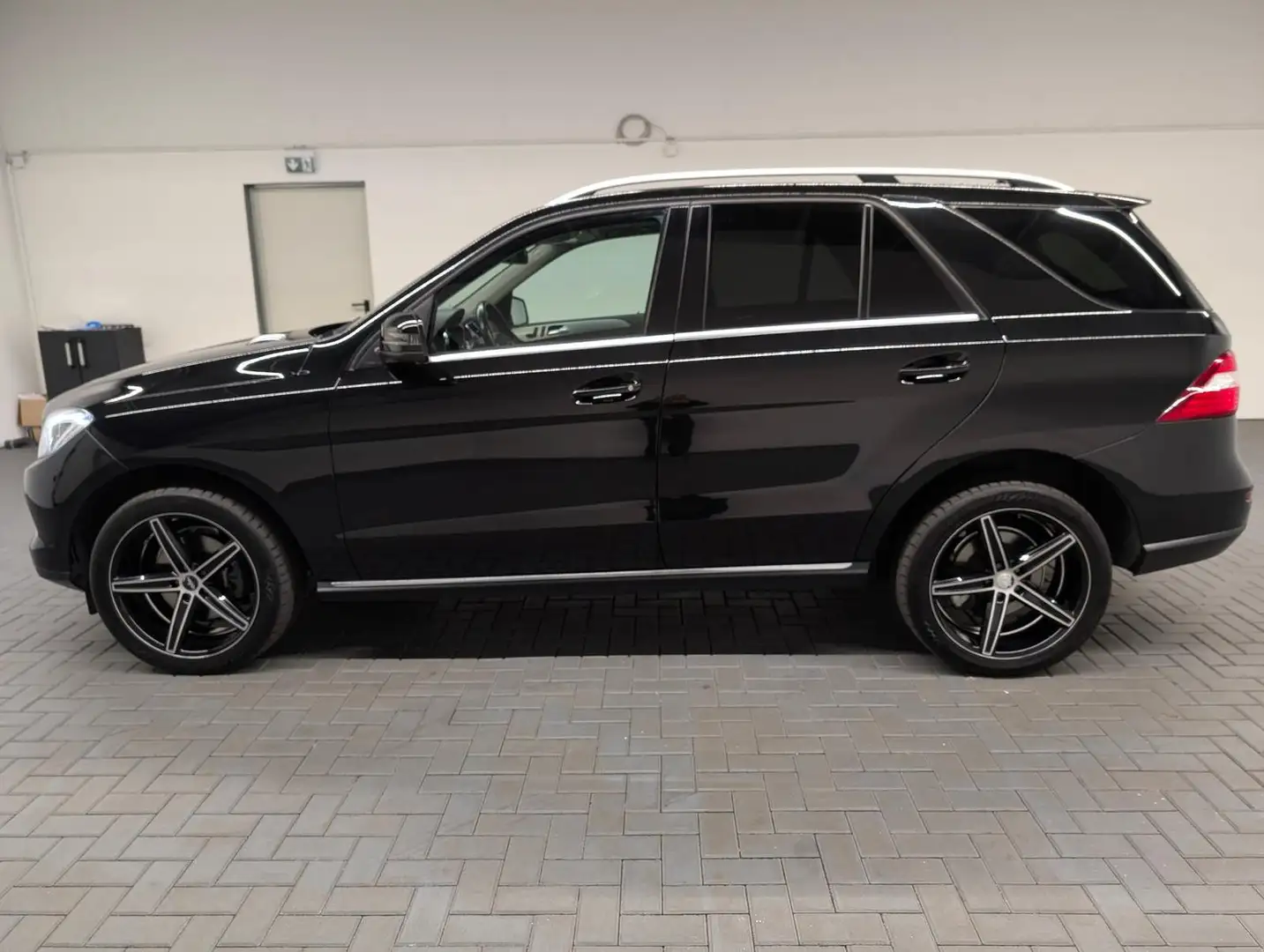 Mercedes-Benz ML 350 AHK/Bi-Xenon/Leder/Kam/Navi/4xSHZ/20-LM Noir - 2