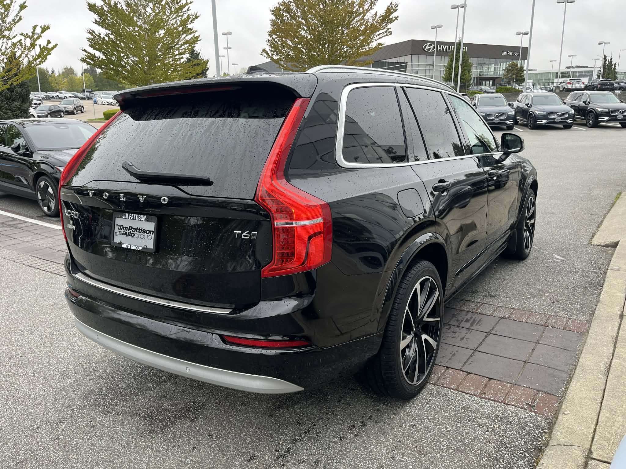 2022 Volvo XC90 T6 AWD Momentum (7-Seat) alt 5