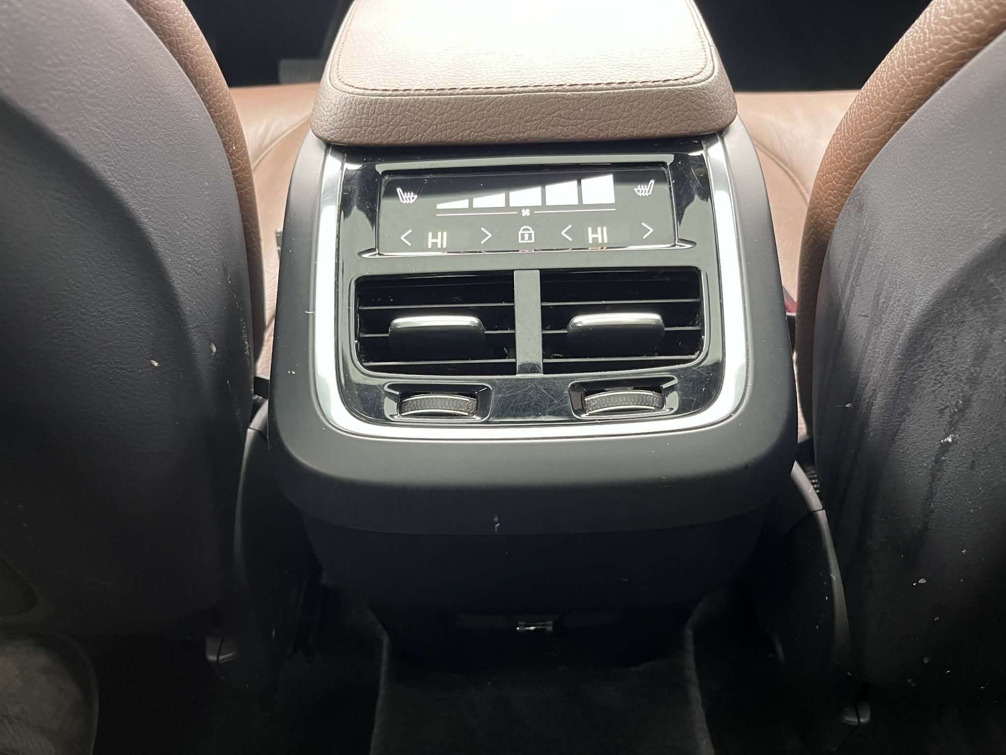 2022 Volvo XC90 T6 AWD Momentum (7-Seat) thumb 16