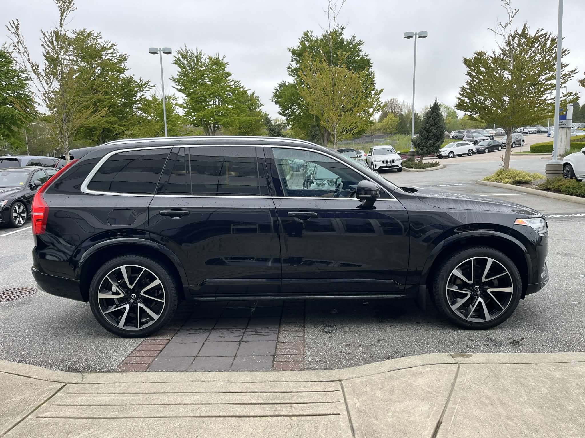 2022 Volvo XC90 T6 AWD Momentum (7-Seat) thumb 6