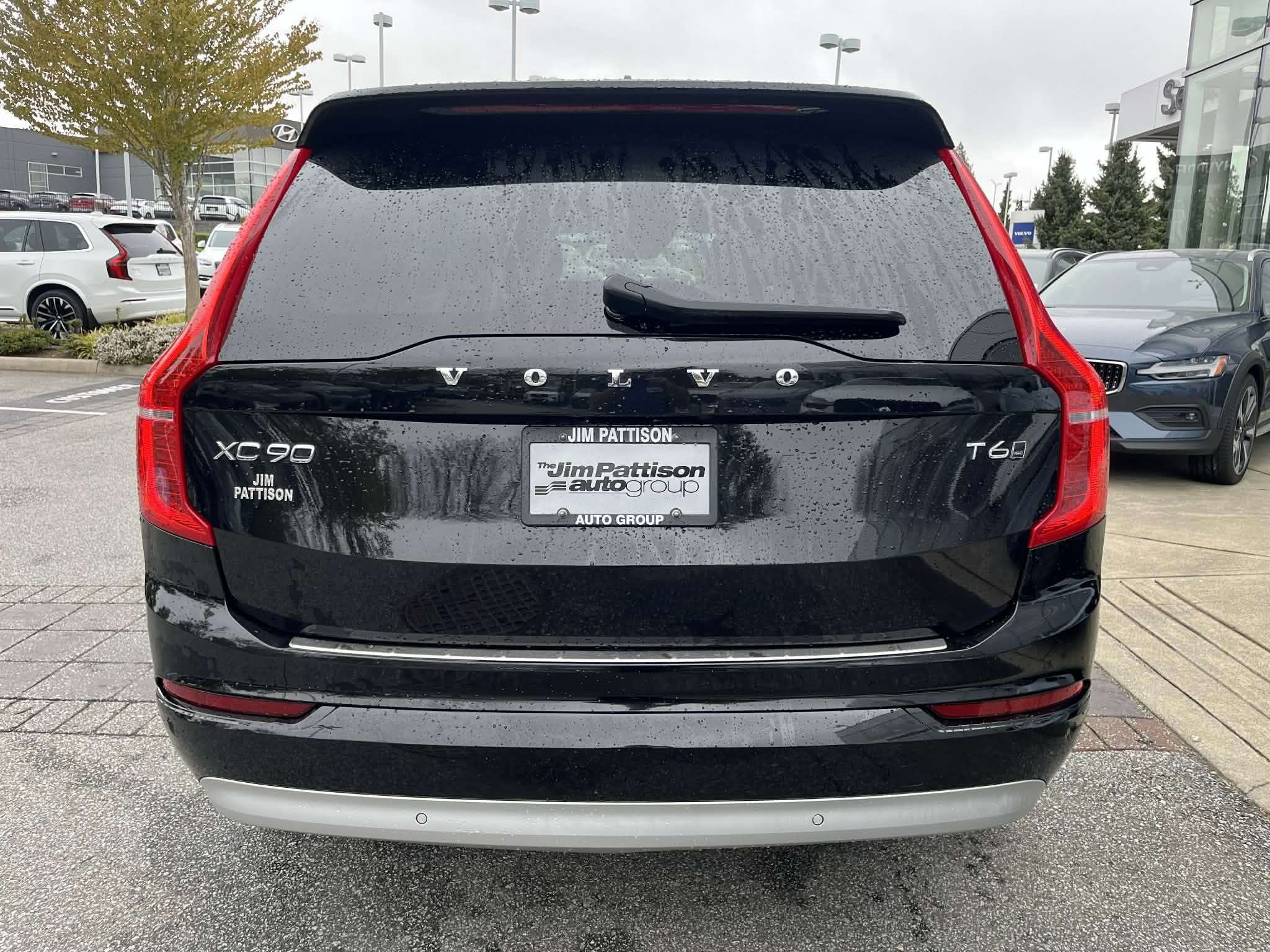 2022 Volvo XC90 T6 AWD Momentum (7-Seat) alt 4