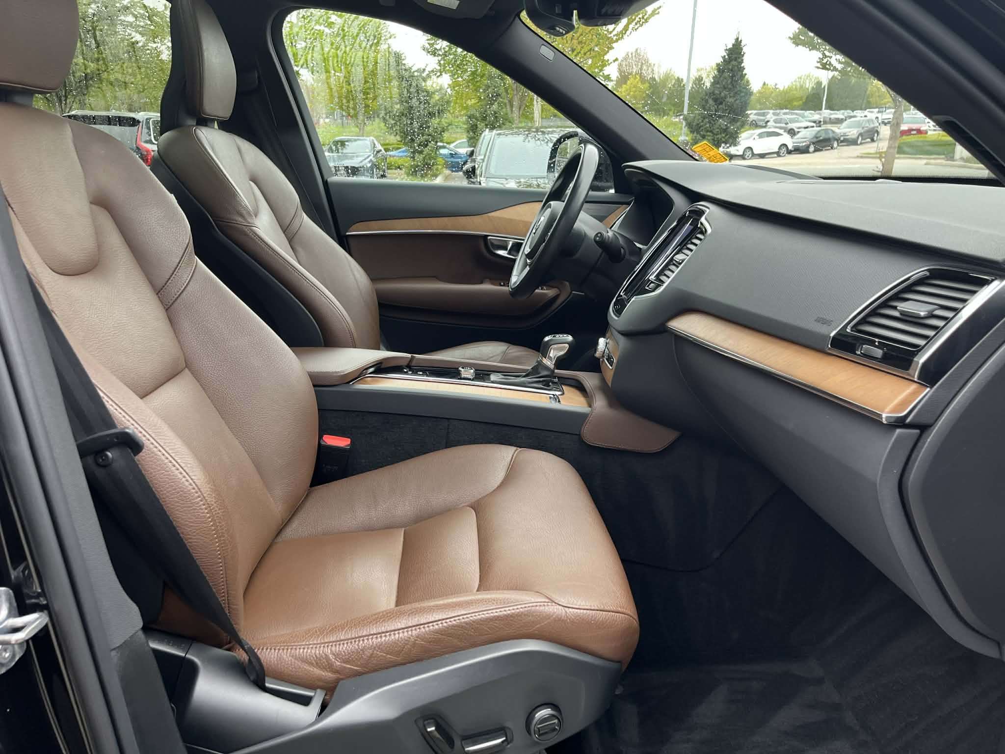 2022 Volvo XC90 T6 AWD Momentum (7-Seat) thumb 15
