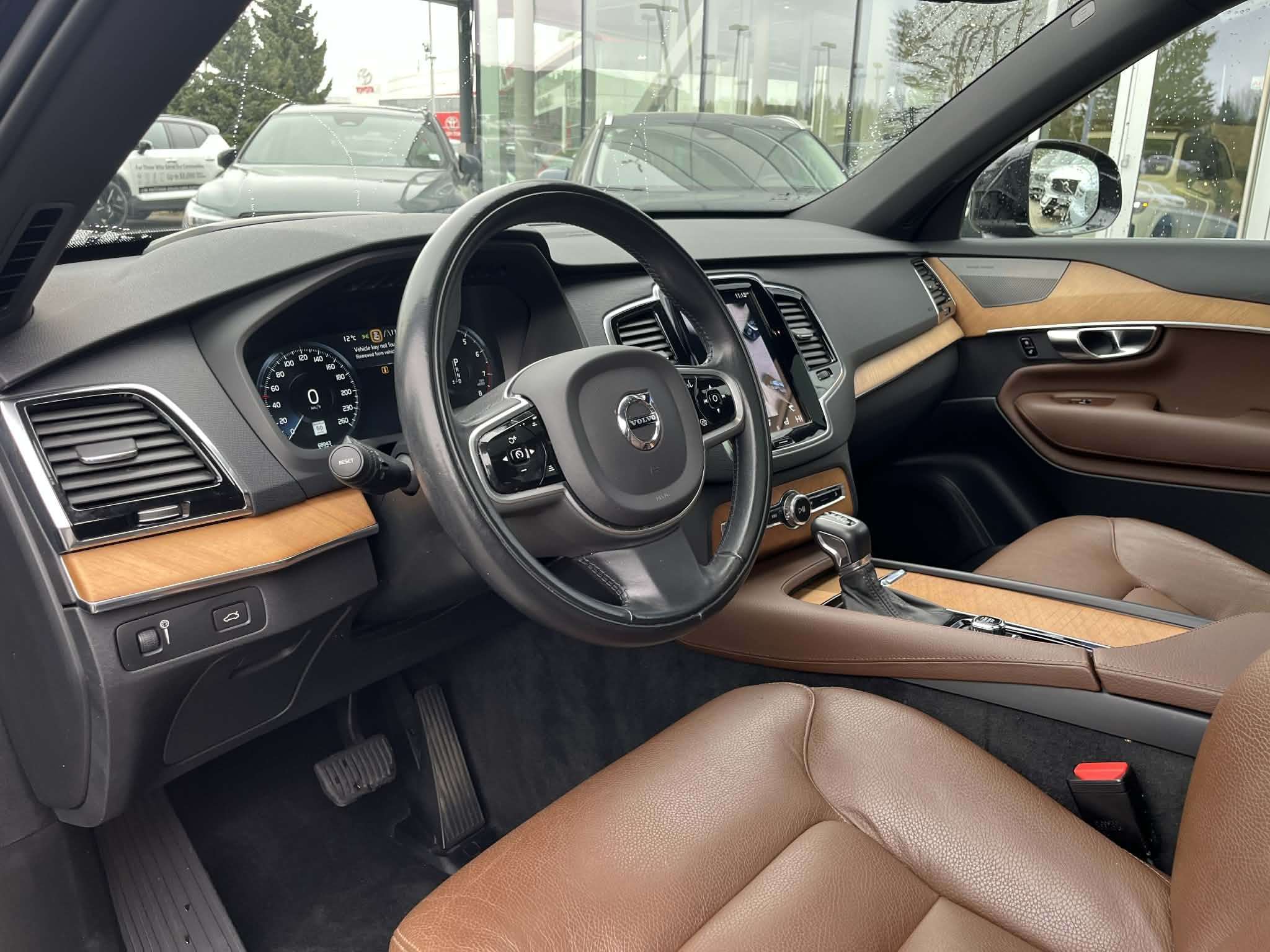 2022 Volvo XC90 T6 AWD Momentum (7-Seat) thumb 11
