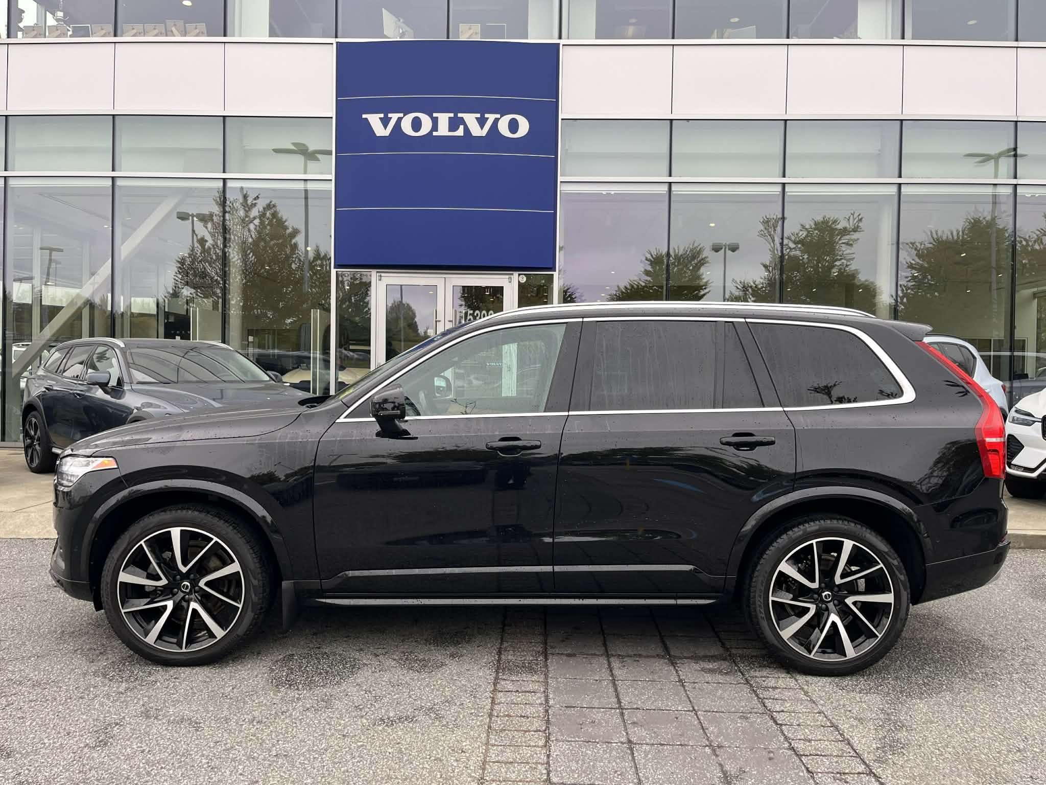 2022 Volvo XC90 T6 AWD Momentum (7-Seat) alt 2