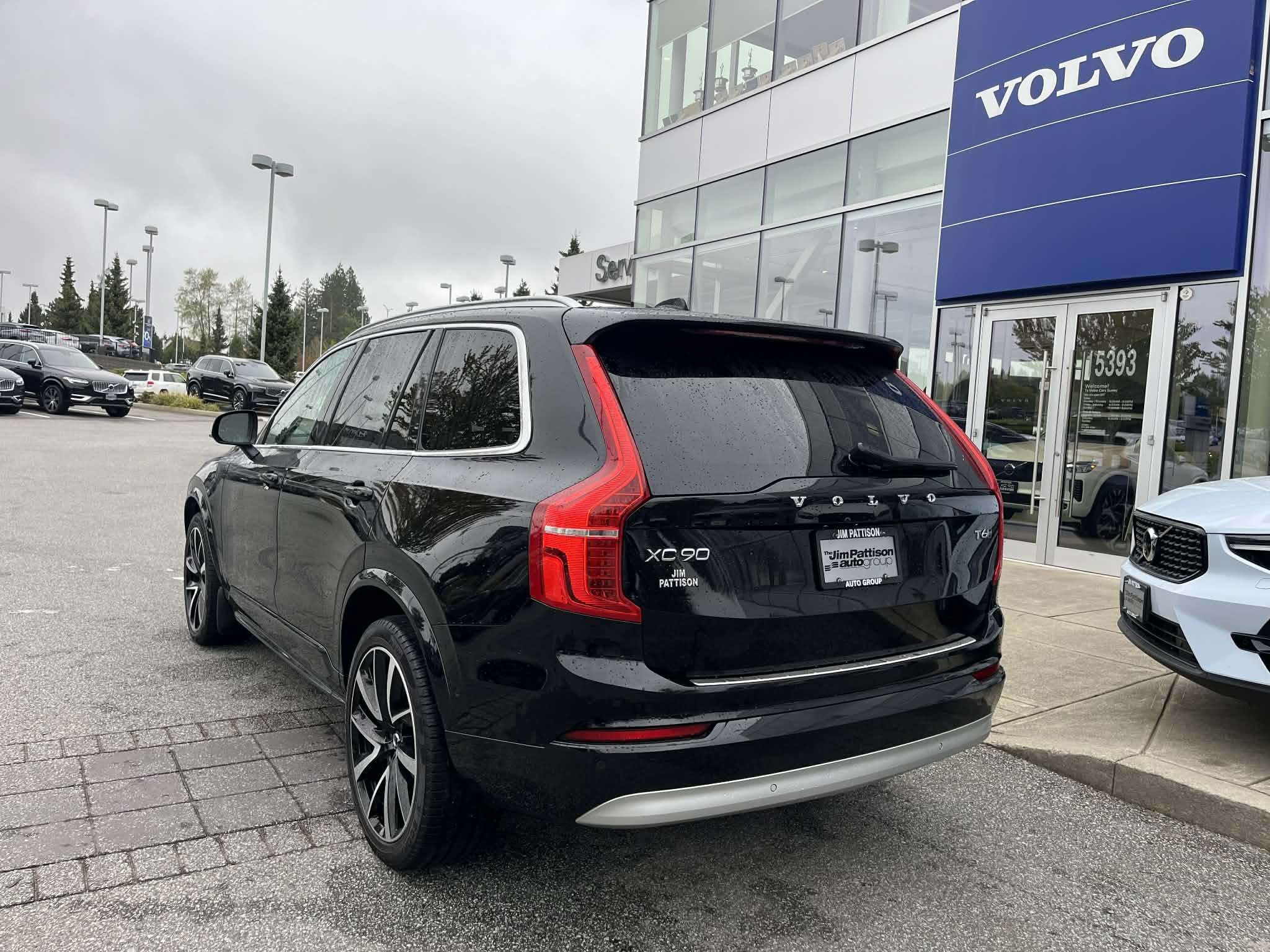 2022 Volvo XC90 T6 AWD Momentum (7-Seat) alt 3