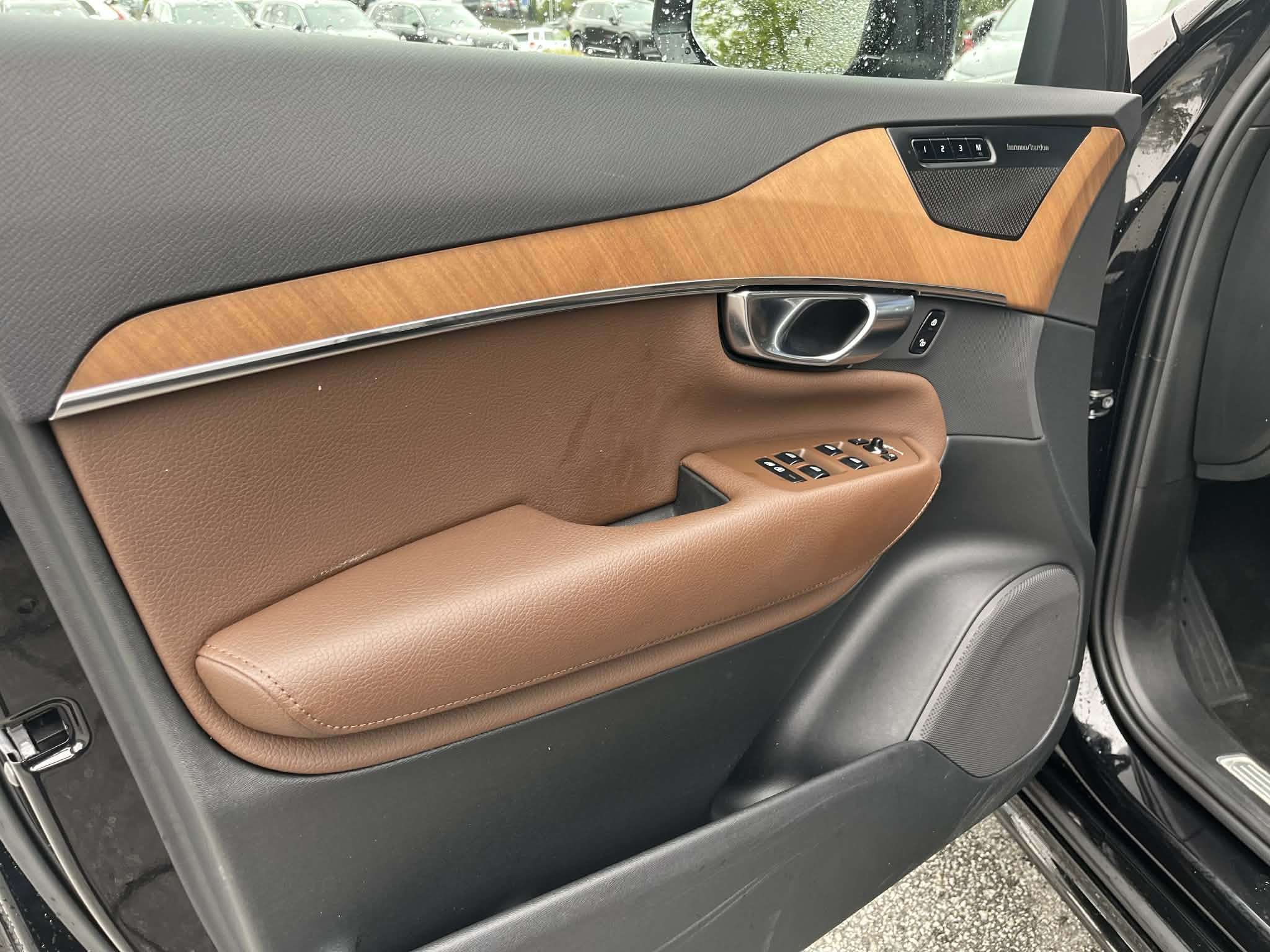 2022 Volvo XC90 T6 AWD Momentum (7-Seat) thumb 10