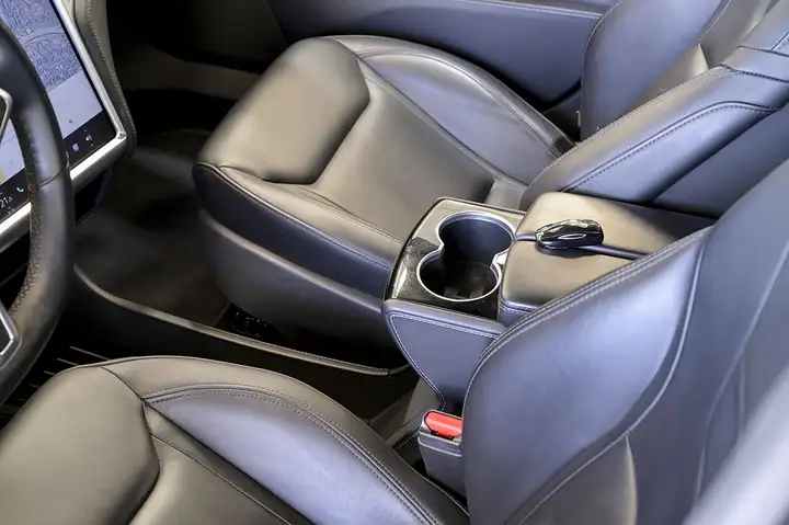 Tesla Model S 2016, foto 27