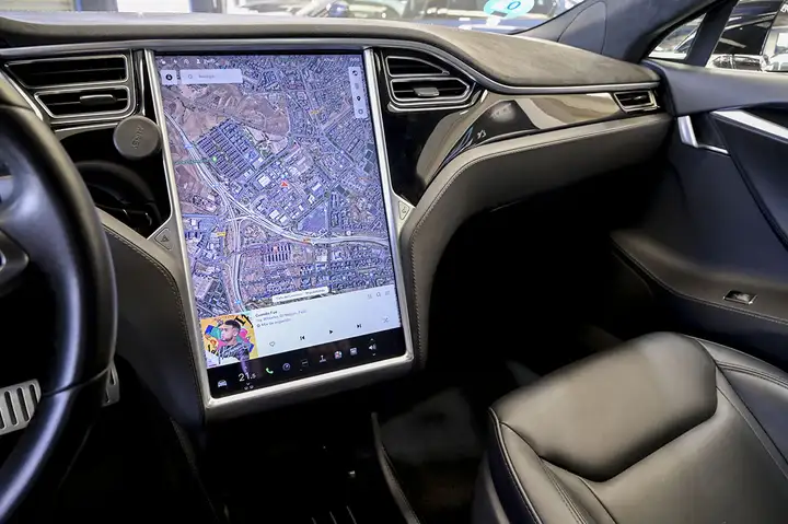 Tesla Model S 2016, foto 26