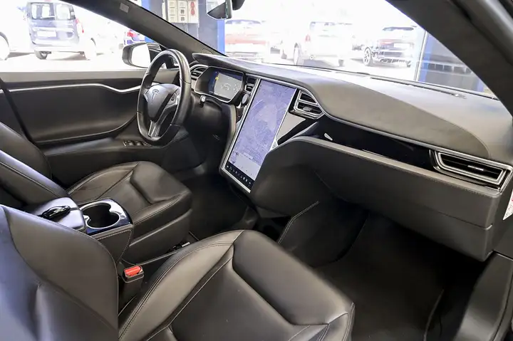 Tesla Model S 2016, foto 31