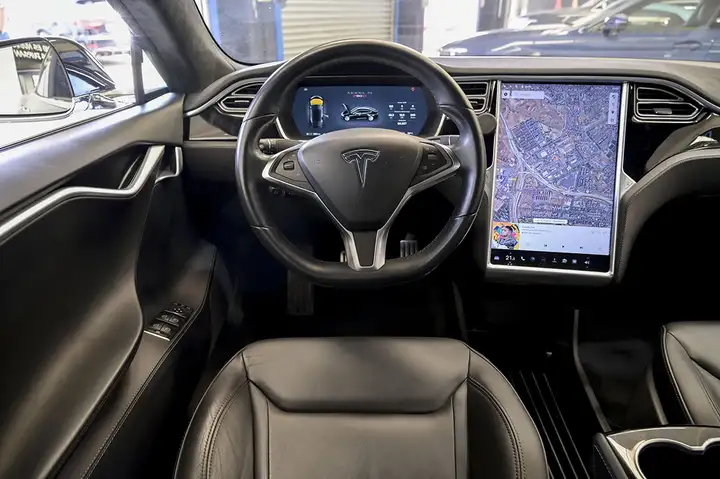 Tesla Model S 2016, foto 32