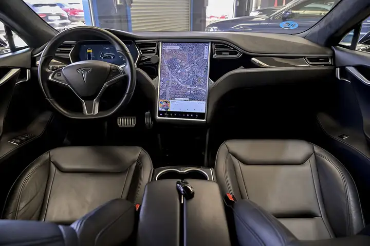 Tesla Model S 2016, foto 7
