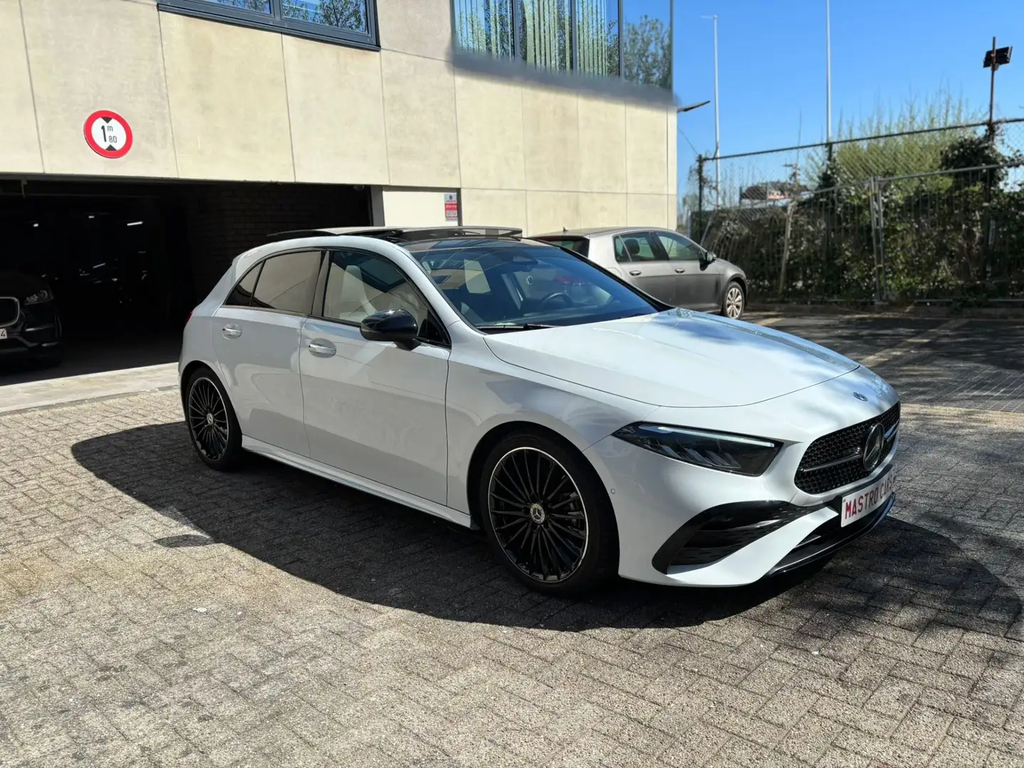 Mercedes-Benz A 180 AMG Line Biały - 2