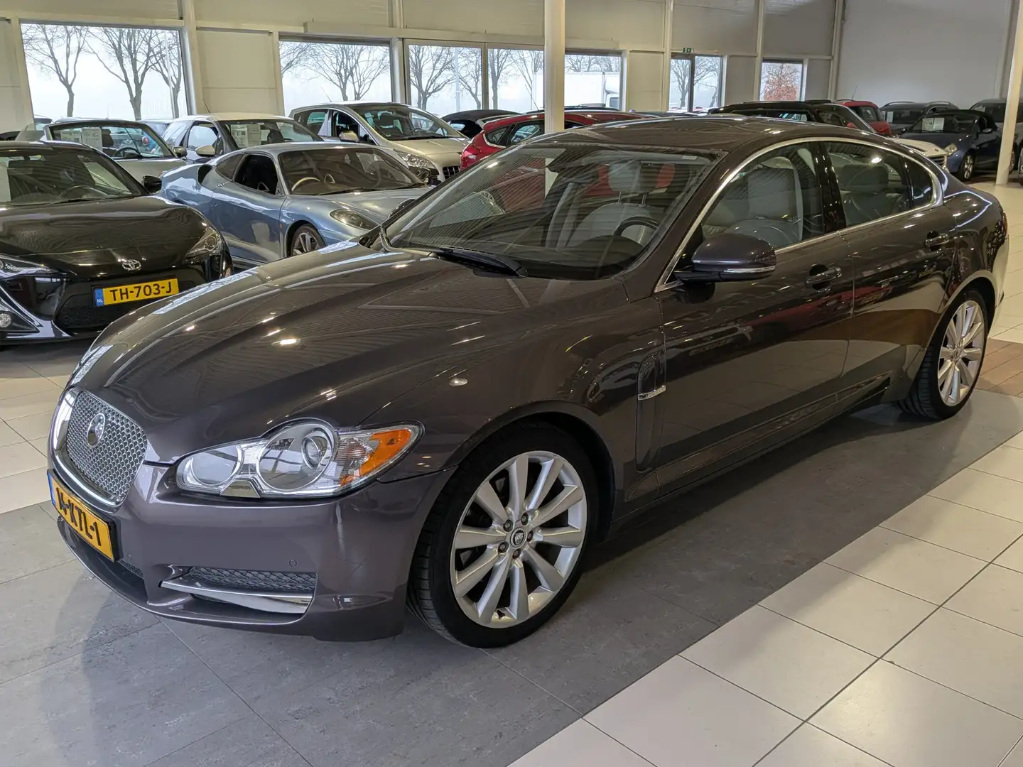 Jaguar XF 3.0 V6 Portfolio Automaat Airco, Cruise Control, N Gris - 2